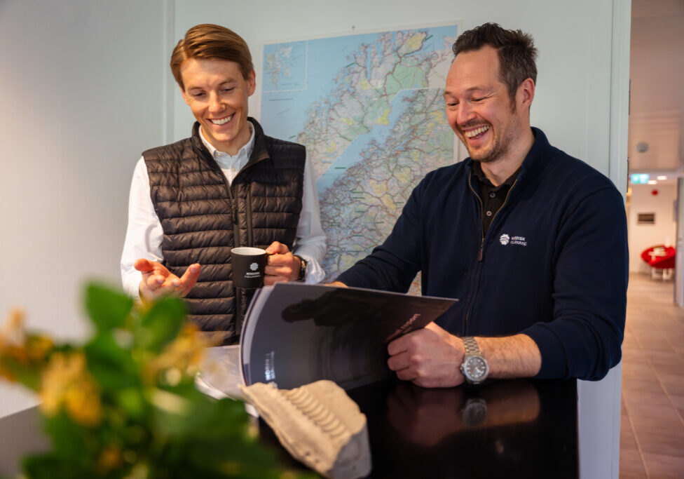Ole Kanstad og Patrik Bones Olsen på jobb i Bjerkvik. Her søker vi nu kalkulatør.